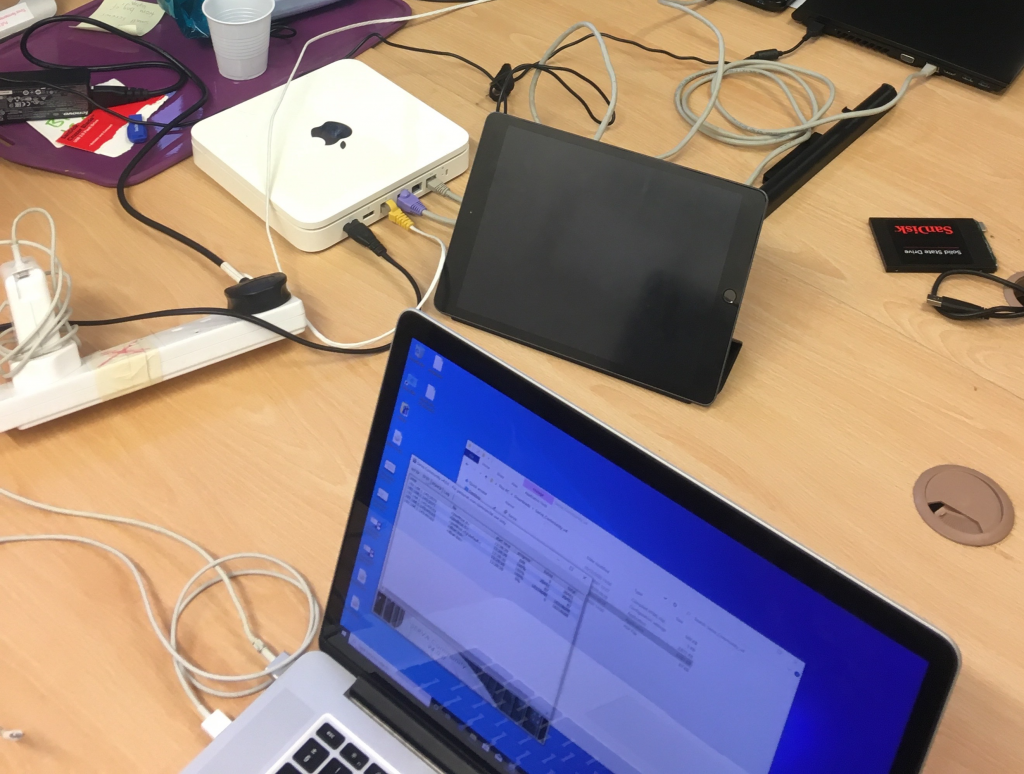 MacBook running a PXE/proxyDHCP/TFTP server under Windows 10 on Parallels connected via WiFi to the network, with an iPad on the same table.